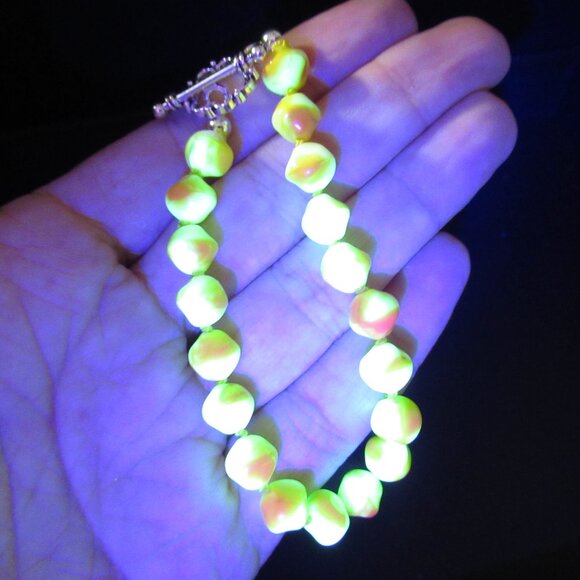 Uranium glass bead bracelet - Picture 6 of 13